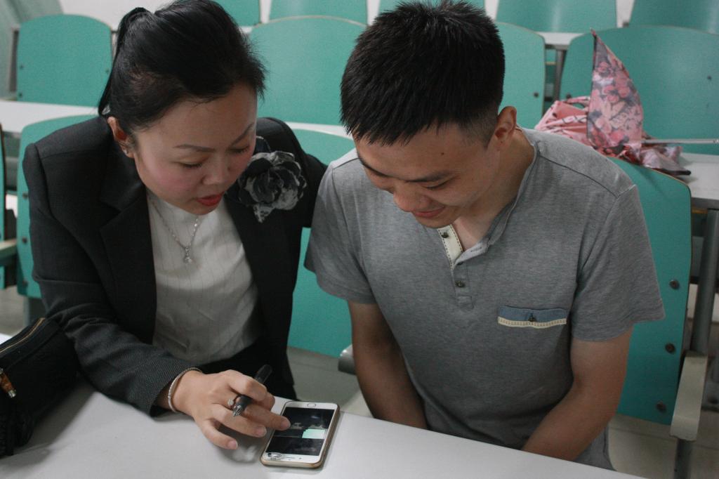 王燕副院长课后与周愉峰老师进行交流